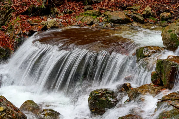 Una Bella Vista Dell Acqua Della Cascata Che Scorre Torrente — Foto Stock