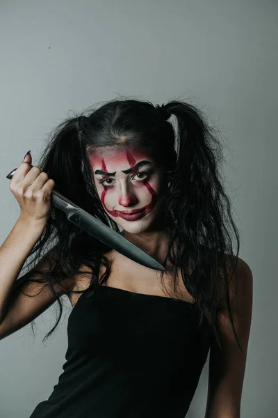 Cadılar Bayramı Makyajlı Bir Kızın Elinde Bıçakla Fotoğrafı — Stok fotoğraf