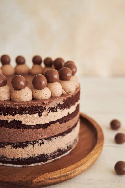 Close Vertical Delicioso Bolo Chocolate Com Bolas Choco Creme Uma — Fotografia de Stock