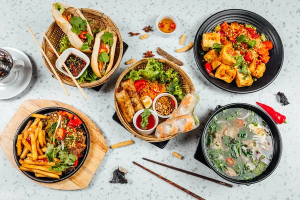 Uma Vista Superior Comida Vietnamita Fresca Deliciosa Uma Mesa — Fotografia de Stock