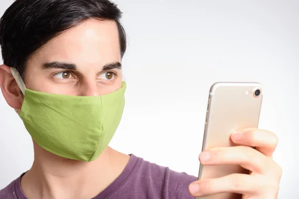 Portret Van Een Man Met Groen Beschermend Masker Die Zijn — Stockfoto