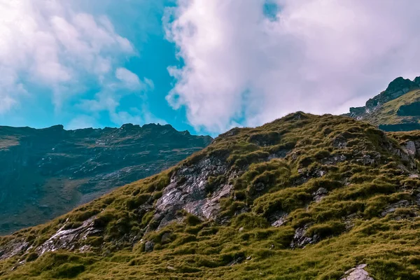 Una Cordillera Verde Bajo Cielo Azul Nubes Blancas — Foto de Stock