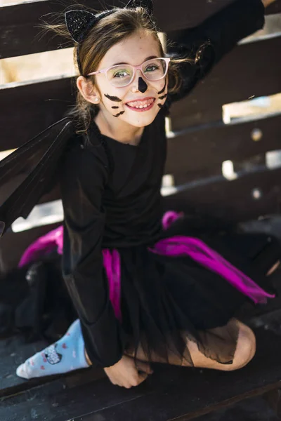 Una Linda Niña Usando Disfraz Gato Halloween Sentada Banco —  Fotos de Stock