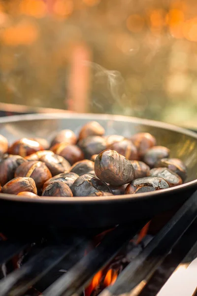 Fotografía Con Enfoque Selectivo Ingrediente Sartén Sobre Fuego Directo Castañas —  Fotos de Stock