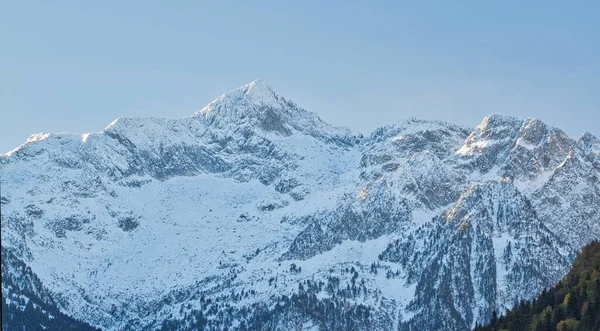 Zonsopgang Bergen Van Een Koude Ochtend Met Eerste Sneeuw — Stockfoto