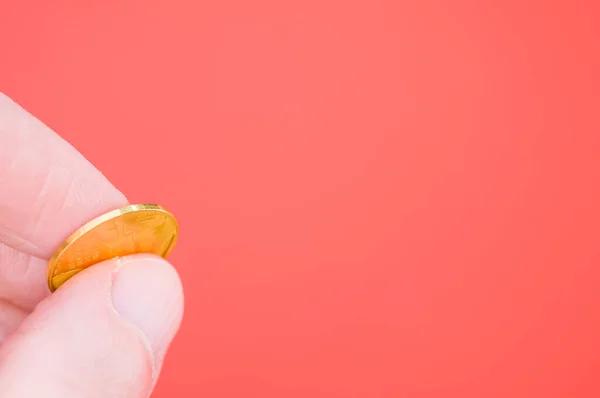 Een Close Shot Van Een Hand Houden Gouden Munt Geïsoleerd — Stockfoto