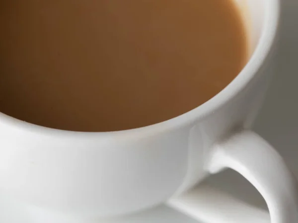 Ένα Κοντινό Πλάνο Του Φρέσκου Ζεστού Καφέ Στο Λευκό Κύπελλο — Φωτογραφία Αρχείου