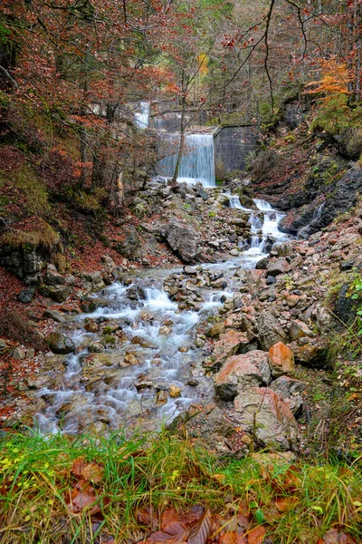 Piękny Widok Wodospadu Wody Płynącej Przez Skały Pokryte Mchem Alpach — Zdjęcie stockowe