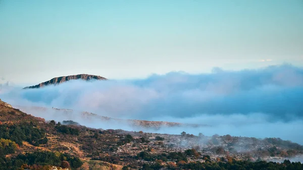 Eine Atemberaubende Aufnahme Der Bergigen Landschaft Unter Wolkenverhangenem Himmel Hinterland — Stockfoto