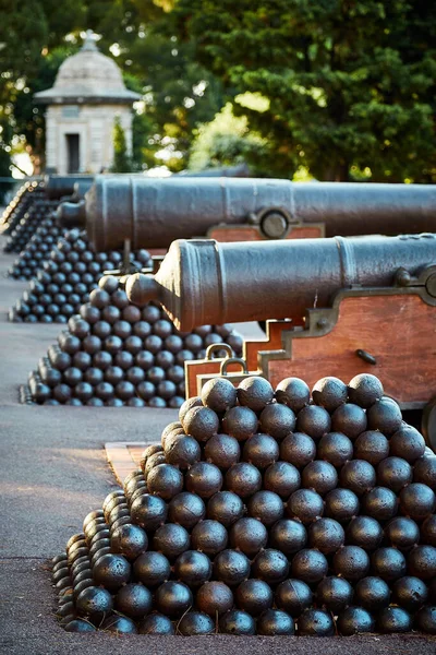 Eine Vertikale Aufnahme Von Kanonen Und Kugeln Auf Dem Platz — Stockfoto