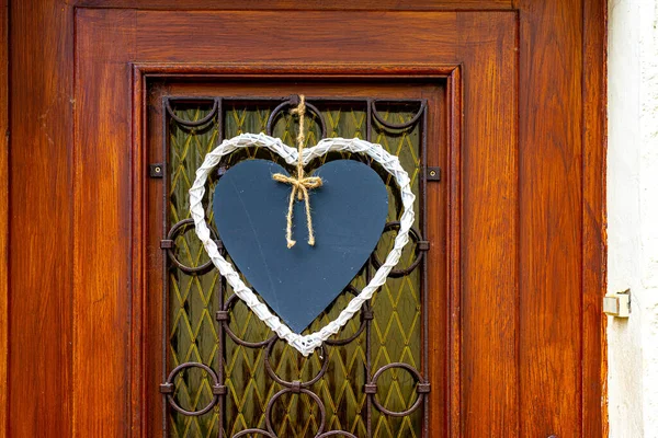 Closeup Heart Shaped Decoration Hanging Wooden Door — Stock Photo, Image