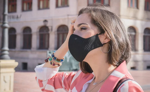 Eine Frau Posiert Und Trägt Eine Schwarze Schutzmaske — Stockfoto