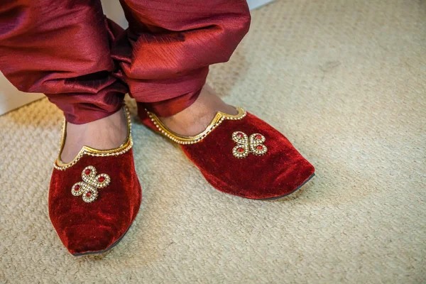Egy Közeli Kép Piros Hagyományos Cipő Indiai Vőlegény Esküvőn — Stock Fotó