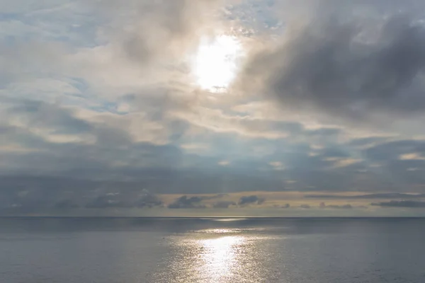 Захоплюючий Знімок Красивого Морського Пейзажу Похмурим Заходом Сонця — стокове фото