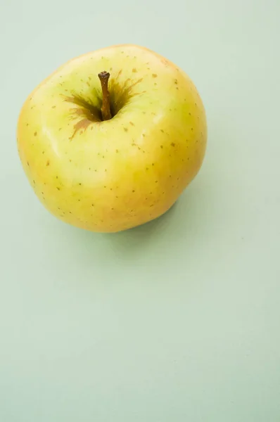 Eine Vertikale Aufnahme Des Gelben Apfels Isoliert Auf Weißem Hintergrund — Stockfoto