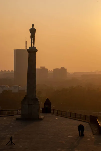 Pystysuora Kuva Voittajan Muistomerkistä Belgradin Serbiasta Auringonlaskun Aikaan — kuvapankkivalokuva