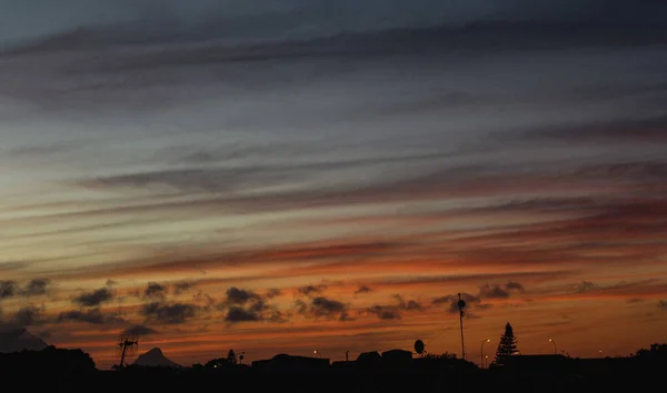 Знімок Неба Хвилястими Хмарами Заході Сонця Над Селом — стокове фото