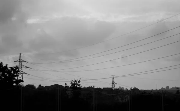 Een Grijs Beeld Van Huizen Communicatietorens Onder Wolken — Stockfoto