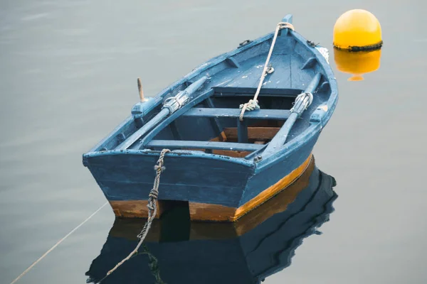 Egy Kis Kék Halászhajó Egy Sárga Bója Előtt Egy Nyugodt — Stock Fotó