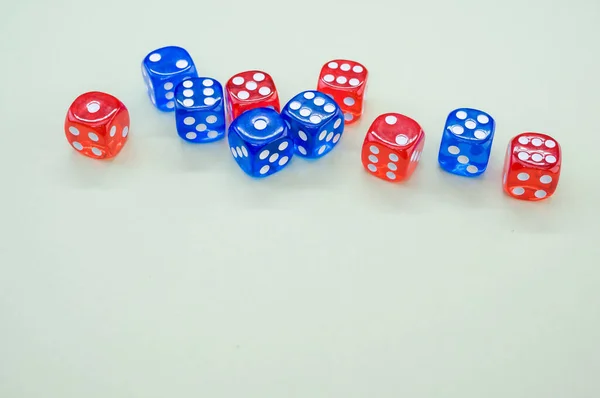 在白色背景上孤立的红色和蓝色骰子的顶部视图 — 图库照片