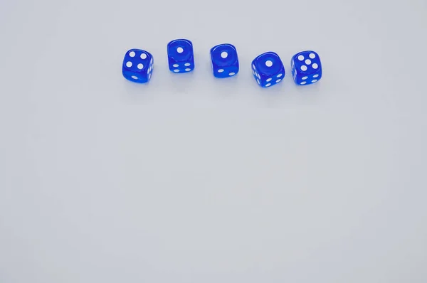 在白色背景上孤立的蓝色骰子的顶部视图 — 图库照片