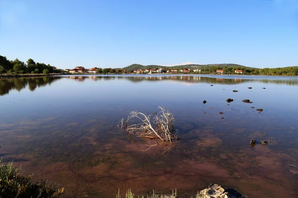 Lago Salgado Tranquilo Com Reflexo Uma Pequena Aldeia Croácia — Fotografia de Stock