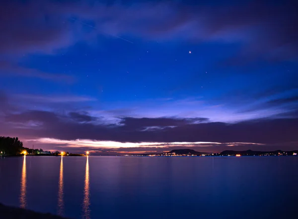 Cielo Nocturno Púrpura Sombreado Lago Balaton Hungría — Foto de Stock