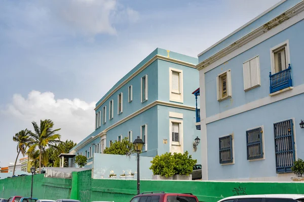 Edificio Una Ciudad Costera Con Paredes Exteriores Azules —  Fotos de Stock