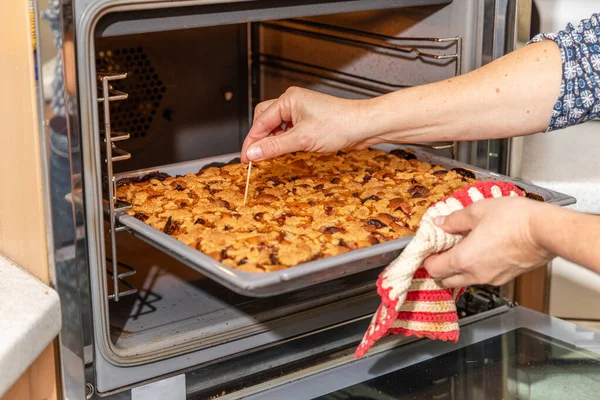 Primer Plano Una Persona Revisando Pastel Ciruela Con Palillo Horno — Foto de Stock