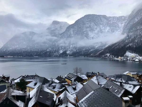 オーストリアのハルシュタットにある雪に覆われた山々による湖の景色 — ストック写真