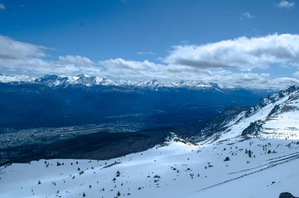 曇り空の下で雪の山の美しいショット — ストック写真