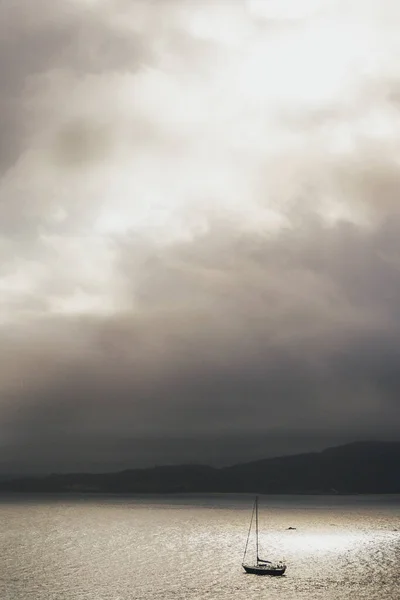 Fascinante Disparo Velero Mar Con Nubes Oscuras Cielo —  Fotos de Stock