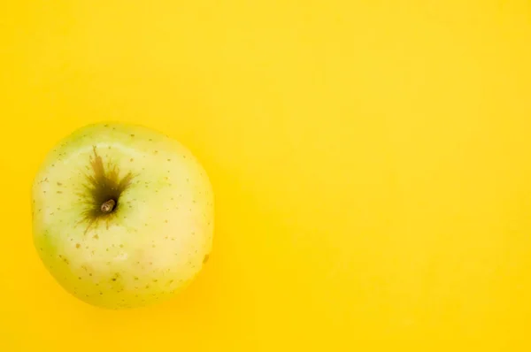 Uma Vista Superior Maçã Verde Isolada Fundo Amarelo — Fotografia de Stock