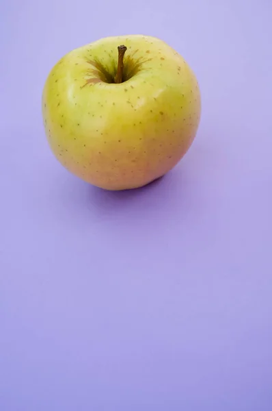 Vertikal Bild Gult Äpple Isolerad Lila Bakgrund — Stockfoto