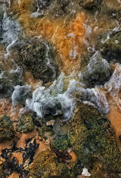 Vertikal Närbild Tidvattnet Som Kommer Stranden — Stockfoto