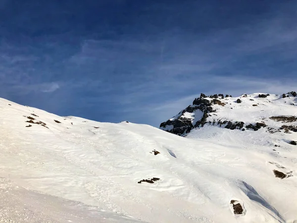 Een Betoverende Opname Van Besneeuwde Rotsachtige Bergen — Stockfoto