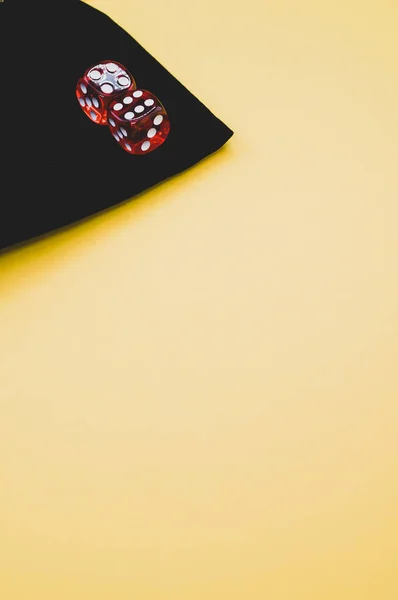 Μια Κάθετη Βολή Κόκκινων Ζαριών Μαύρο Σάκο Ζαριών Που Απομονώνεται — Φωτογραφία Αρχείου