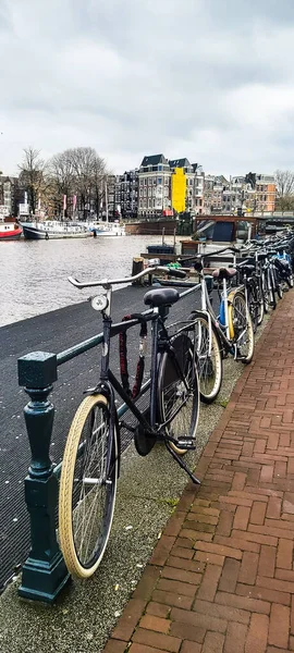 Plan Vertical Bicyclettes Stationnées Sur Trottoir Riverain — Photo