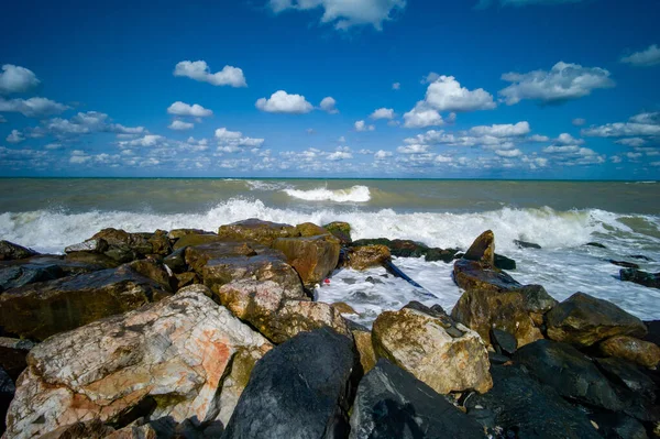 在晴朗的天空背景下 巨浪冲击岩石海岸的景象 — 图库照片