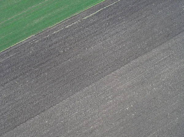 Воздушный Снимок Текстурированной Серой Дороги Возле Плоской Травы — стоковое фото