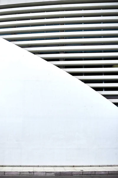 Vertikální Záběr Schodiště Bílými Stěnami Moderní Budově Monaku — Stock fotografie