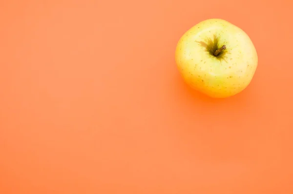 Uma Vista Superior Maçã Amarela Isolada Fundo Laranja — Fotografia de Stock