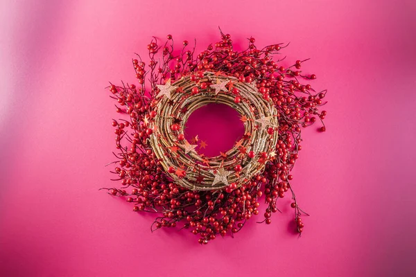 Una Corona Roja Navidad Sobre Fondo Rosa — Foto de Stock