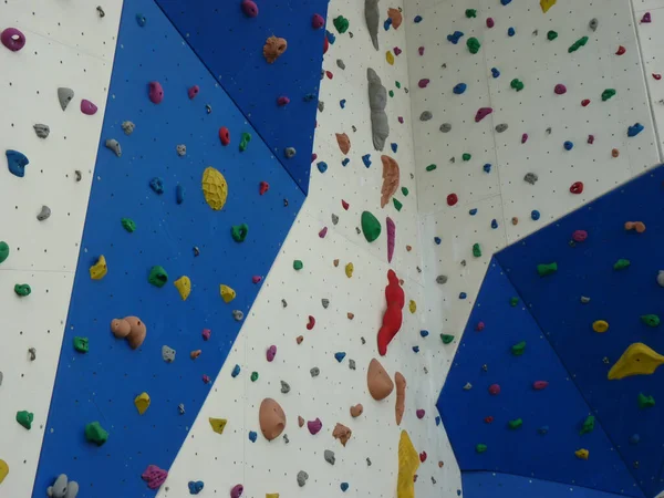 人工岩登り練習場の低角度ショット — ストック写真