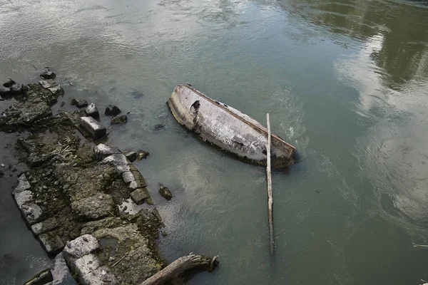 Ein Umgekipptes Boot Der Nähe Eines Schmutzigen Ufers Rom — Stockfoto