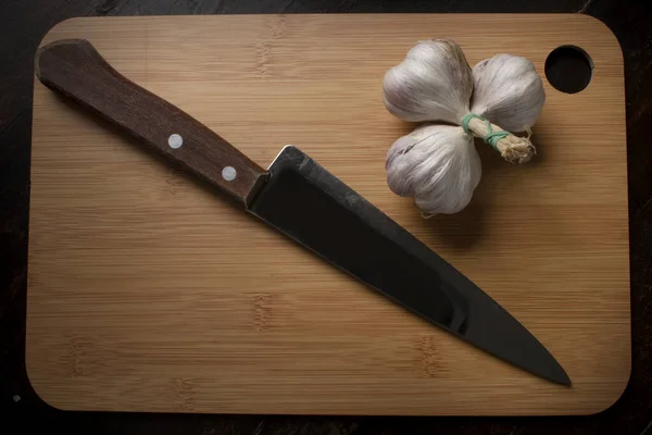 Top View Fresh Garlic Knife Wooden Board — Stock Photo, Image