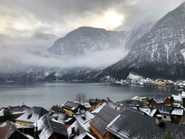 Malebný Pohled Jezero Zasněžených Horách Rakouském Hallstattu — Stock fotografie