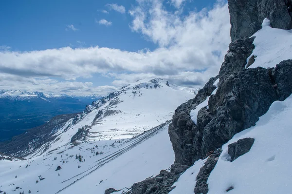 Piękne Ujęcie Śnieżnej Góry Pod Chmurnym Niebem — Zdjęcie stockowe