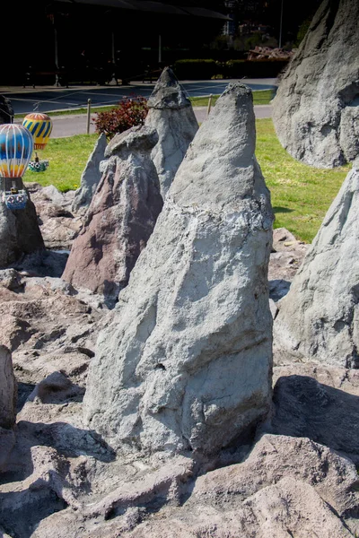 公園内の岩の形成の垂直ショット — ストック写真