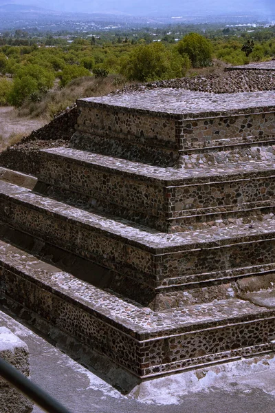 Teotihuacan金字塔的垂直截图 — 图库照片